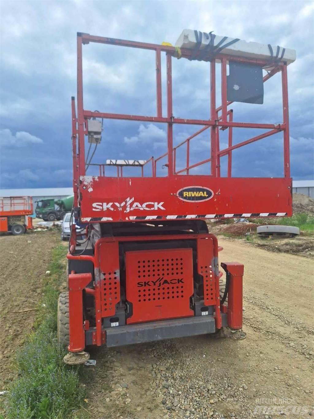 SkyJack 8841RT Ollós emelők