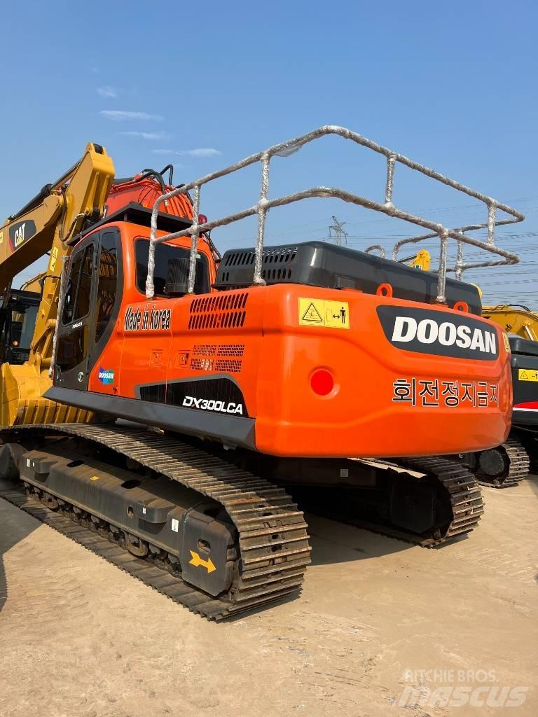Doosan DX300 Gumikerekes kotrók
