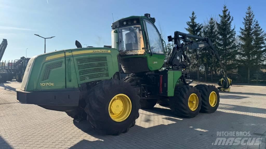 John Deere 1070 E Betakarítók