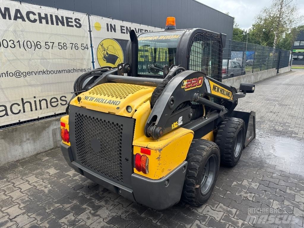 New Holland L220 Kompaktrakodók