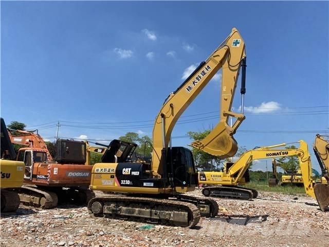 CAT 323D Lánctalpas kotrók