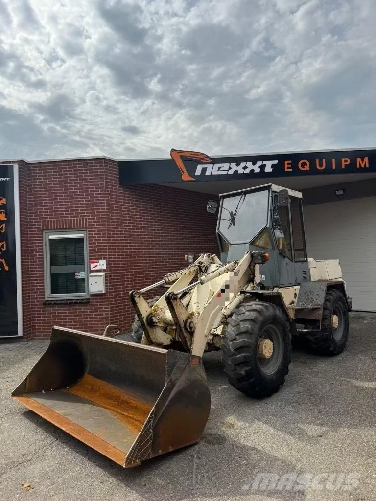 Atlas AR 72 Gumikerekes homlokrakodók