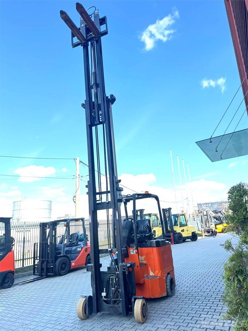  BE 40AC-RM Magasraktári szűkfolyosós targonca