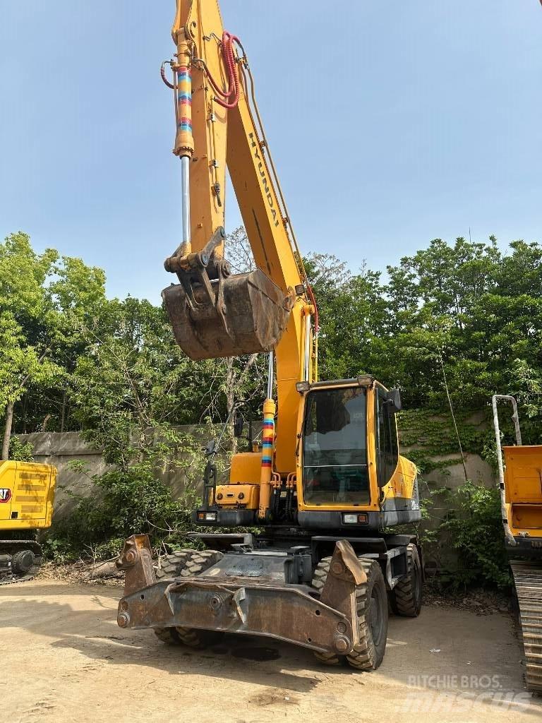 Hyundai R210W-9 Gumikerekes kotrók