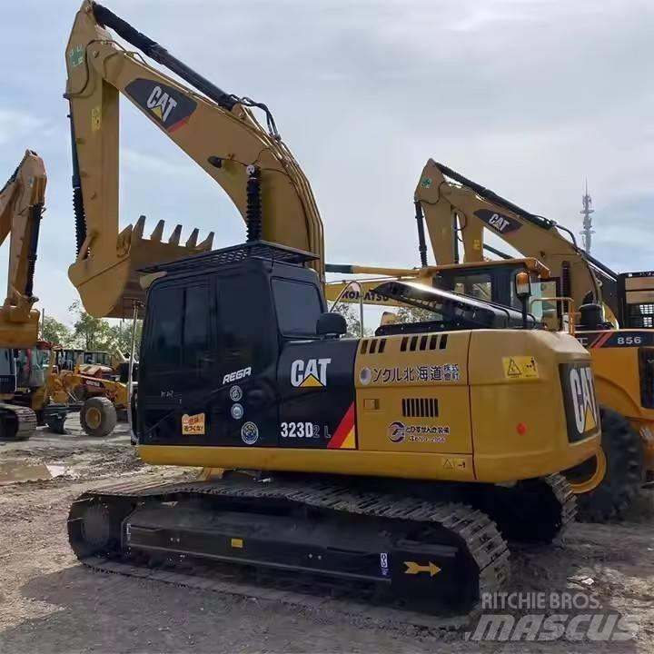 CAT 323 D2L Lánctalpas kotrók