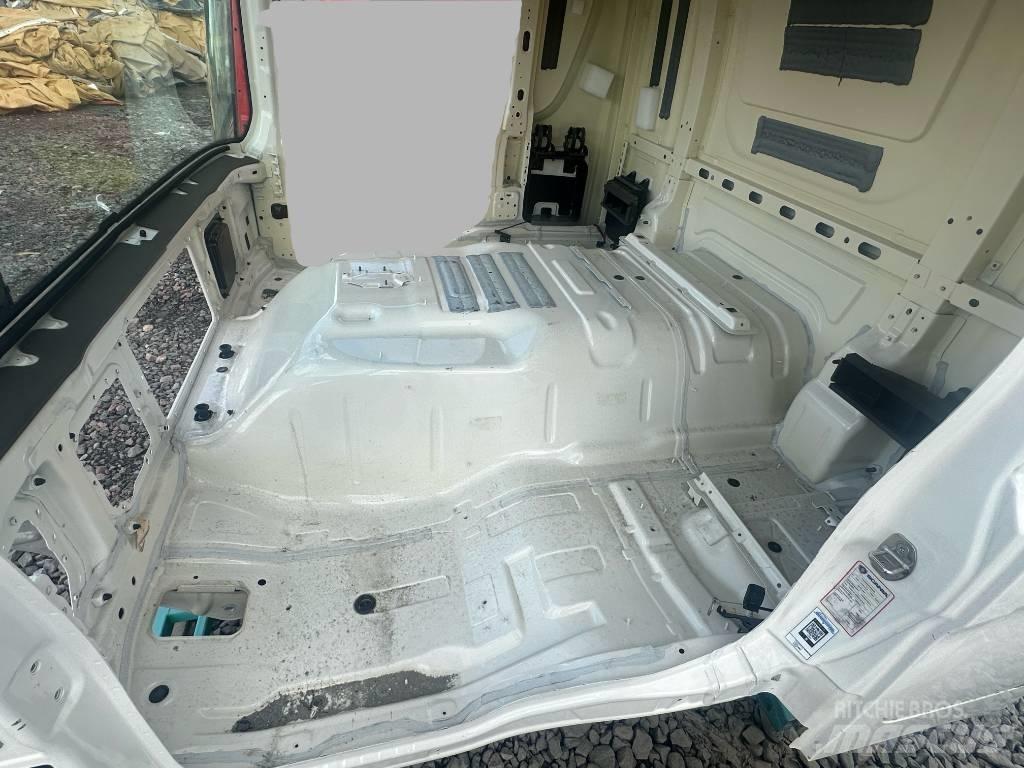 Scania P 370 Vezetőfülke és belső tartozékok