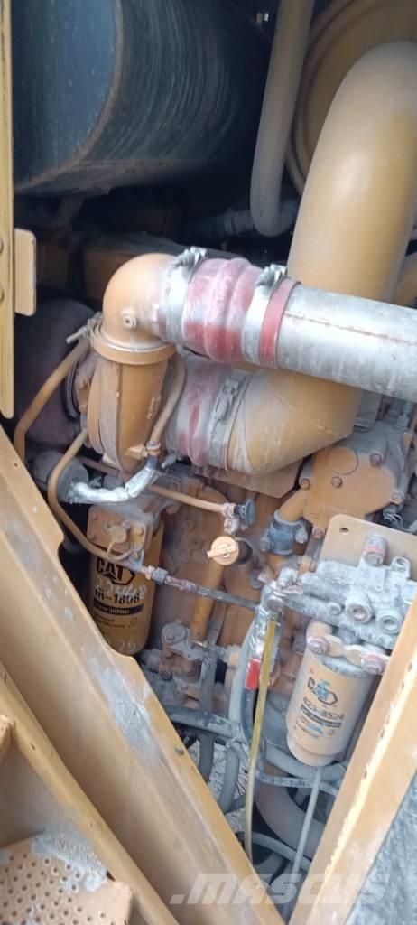 CAT 988H Gumikerekes homlokrakodók
