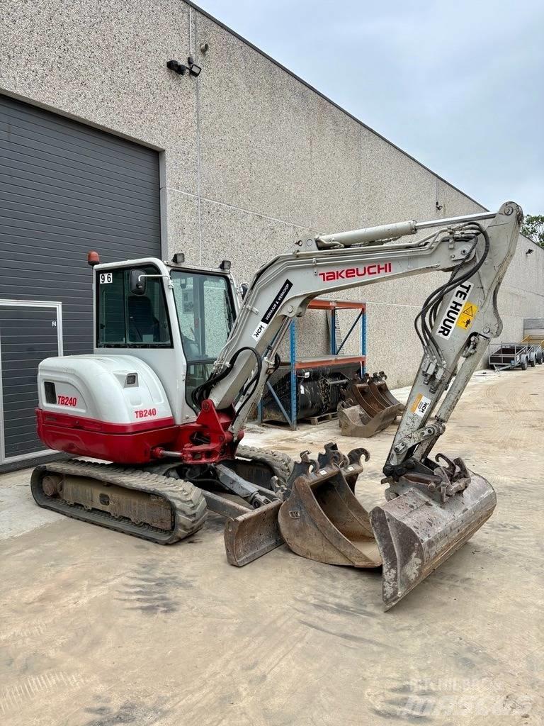 Takeuchi TB 240 Mini kotrók < 7t