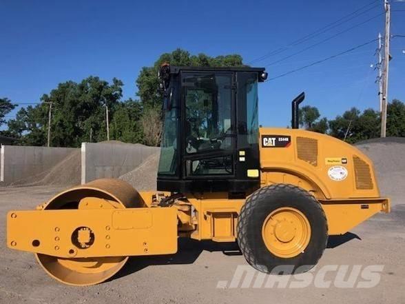 CAT CS44B Pneumatikus kerekes hengerek