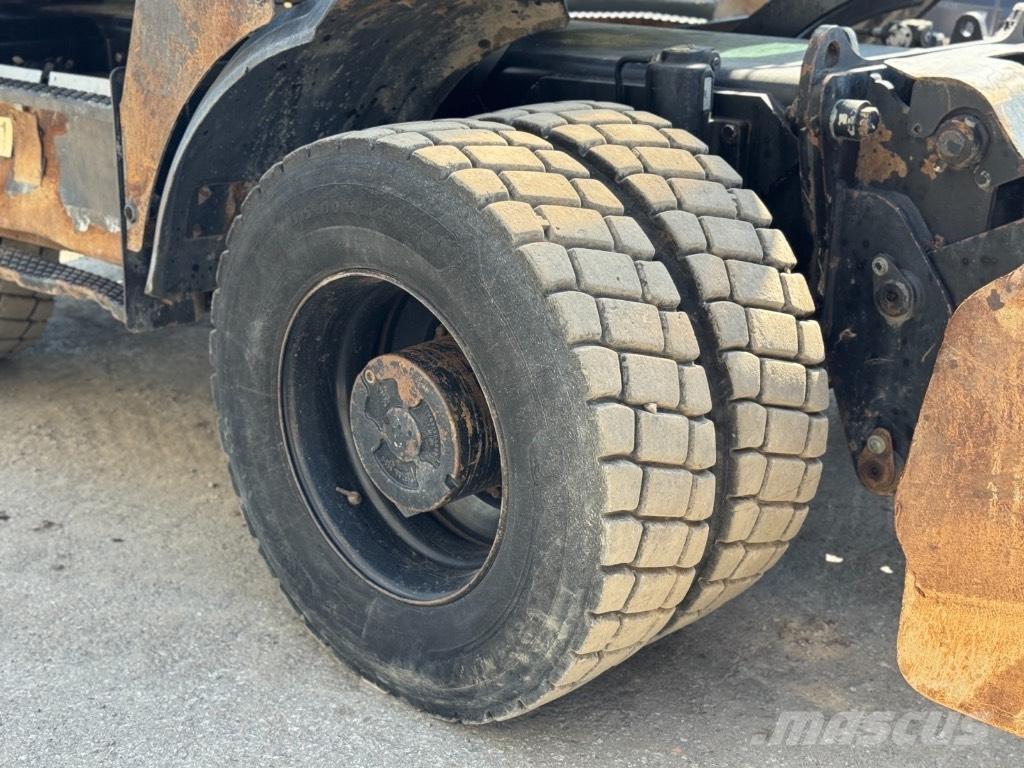 JCB 175 Gumikerekes kotrók