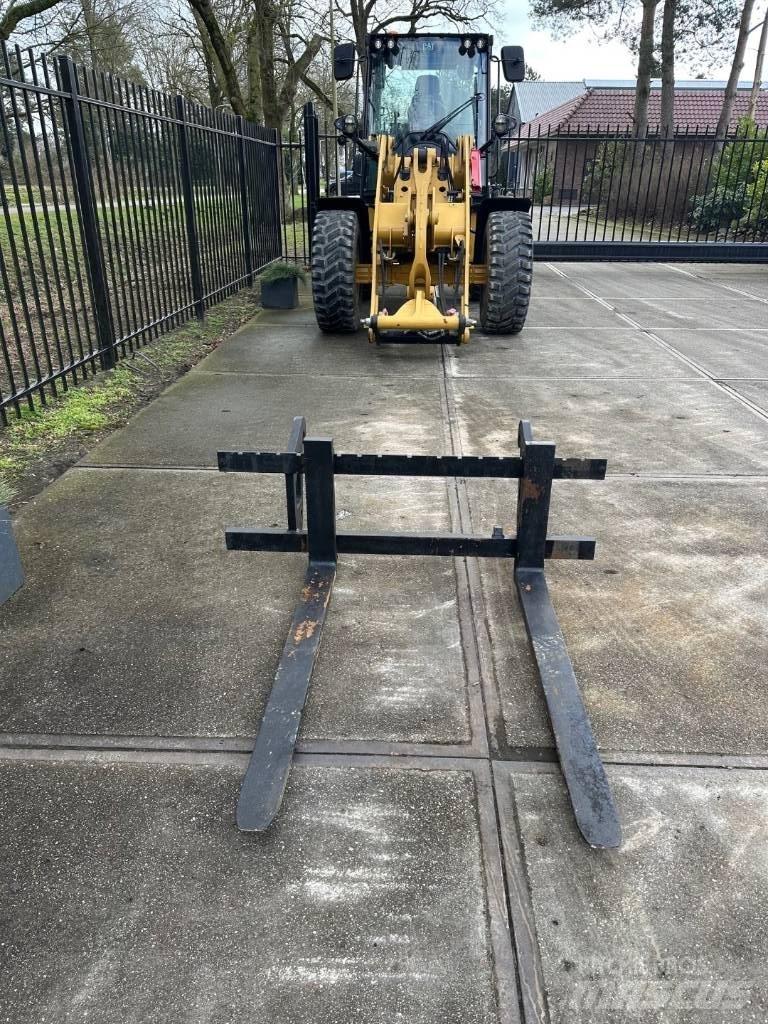 CAT 908 forks Villák
