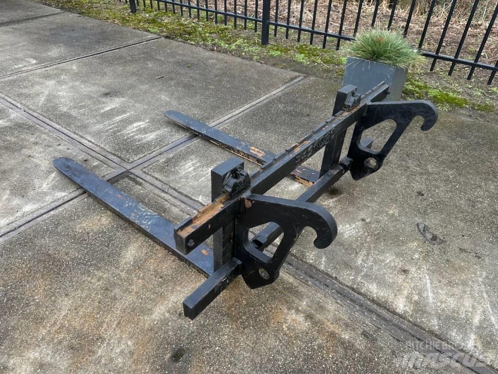 CAT 908 forks Villák