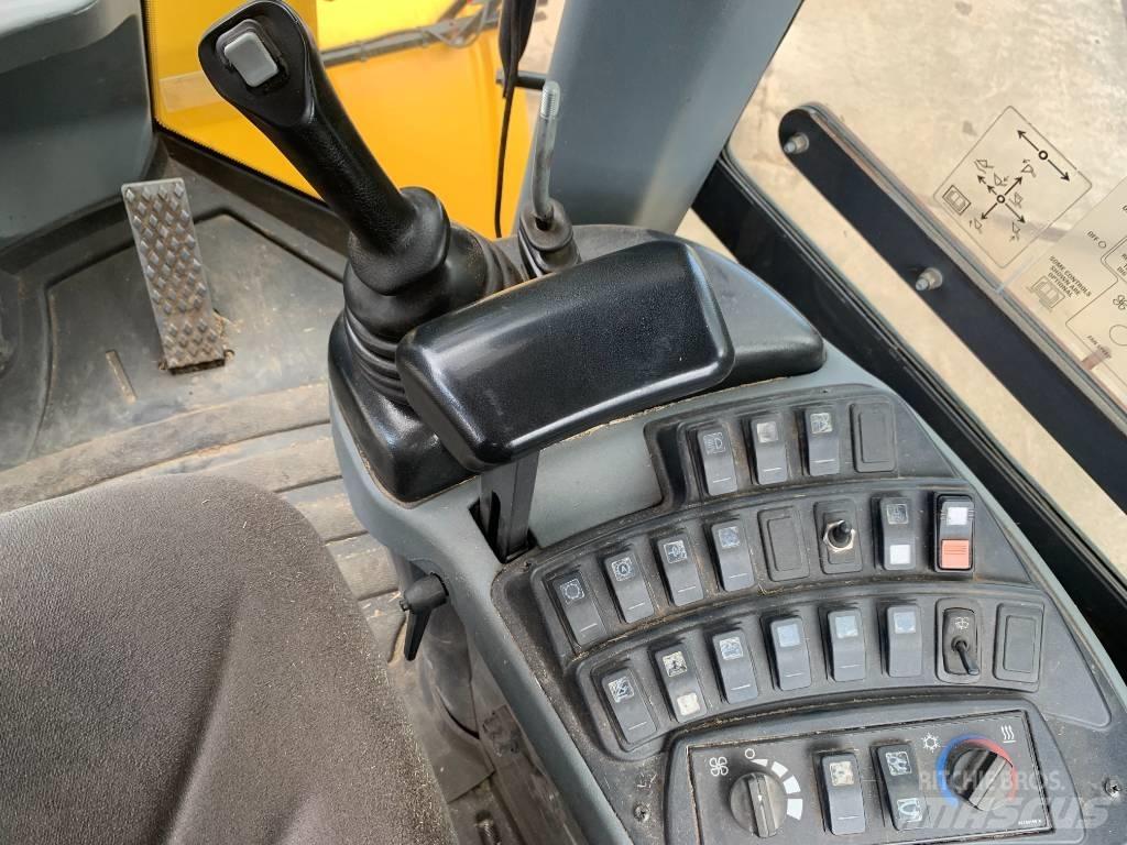 New Holland W 130 C Gumikerekes homlokrakodók