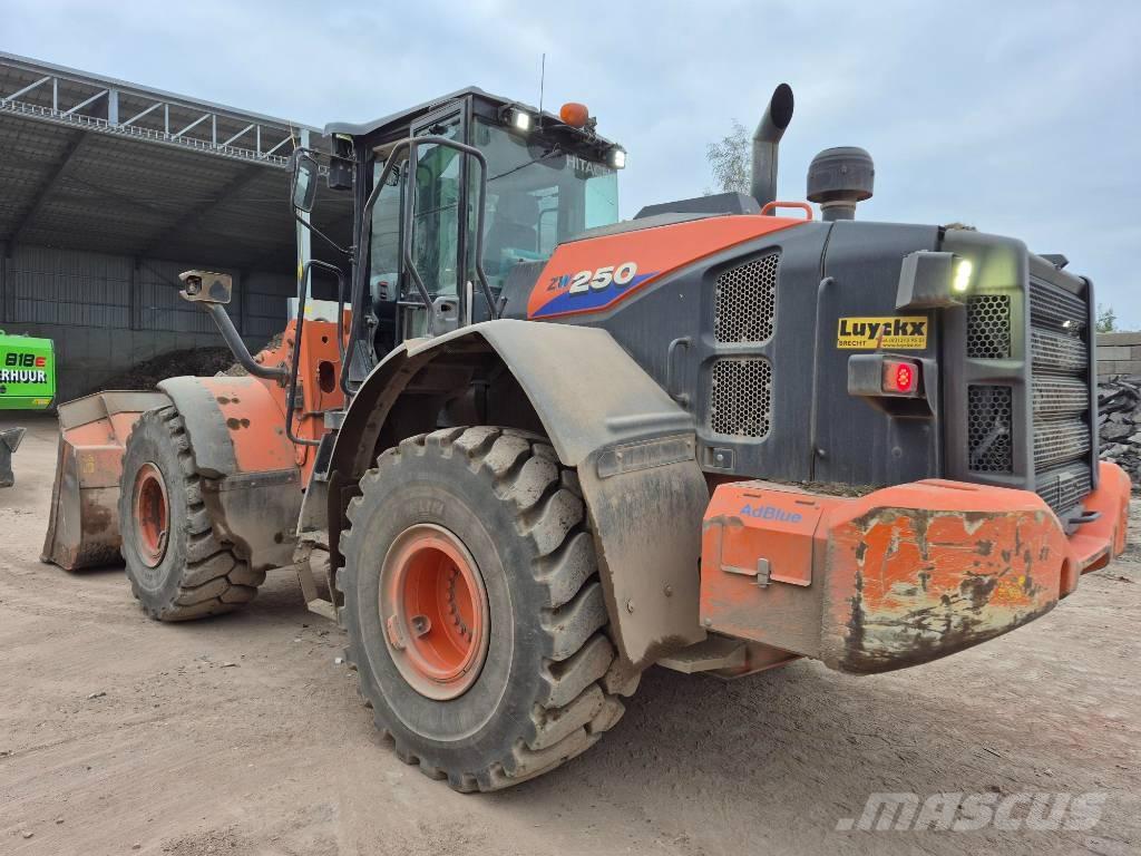 Hitachi ZW 250-6 Gumikerekes homlokrakodók