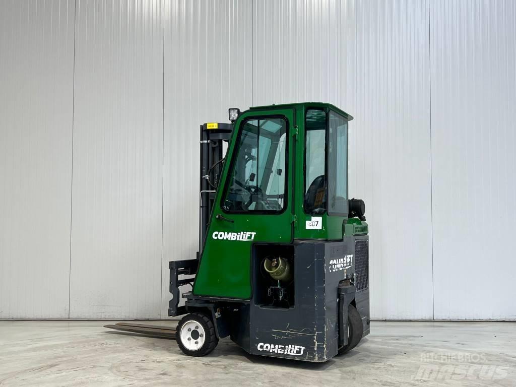 Combilift CB2500 lpg Tolóoszlopos négyutas targonca