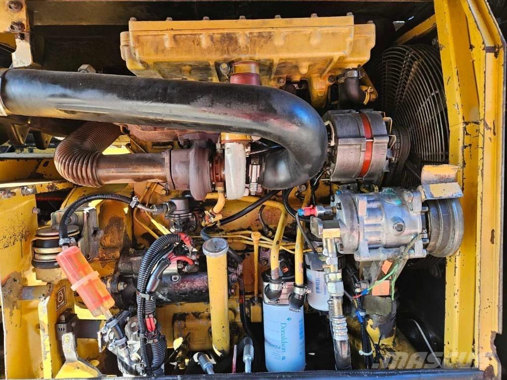 CAT M 312 Gumikerekes kotrók