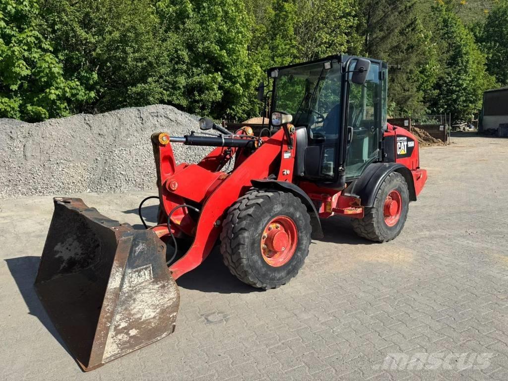 CAT 906M Gumikerekes homlokrakodók