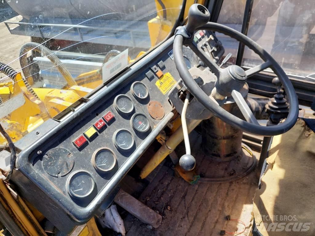 Hanomag 35D Gumikerekes homlokrakodók