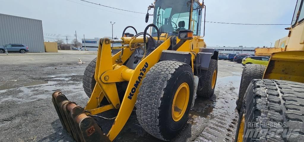Komatsu WA 200 Gumikerekes homlokrakodók