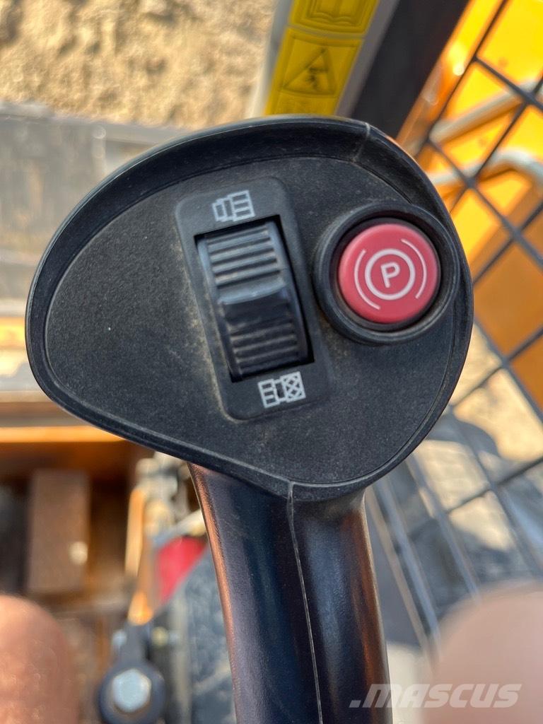 CASE SR 130 Kompaktrakodók