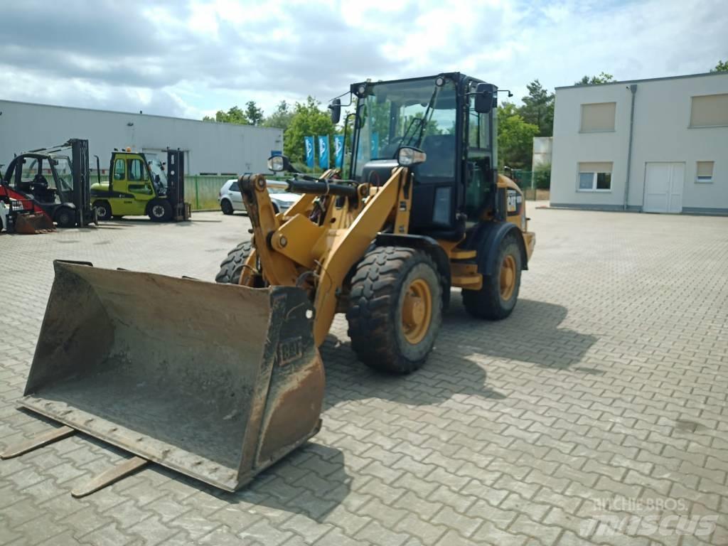 CAT 907 M Gumikerekes homlokrakodók