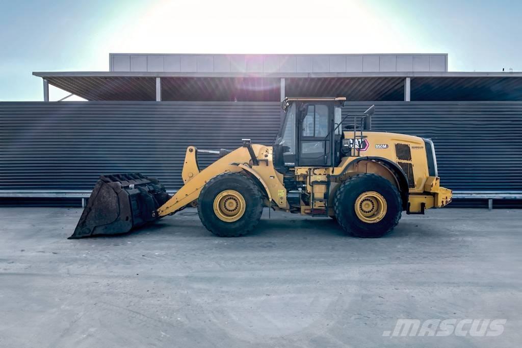 CAT 950M Gumikerekes homlokrakodók