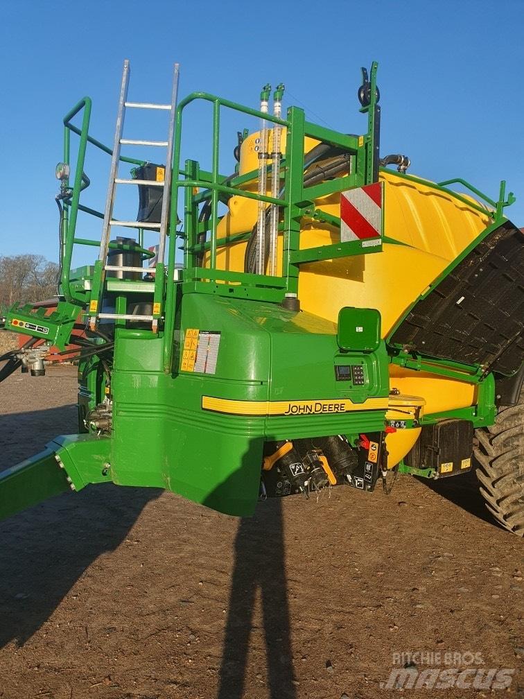 John Deere R975 i Vontatott trágyaszórók