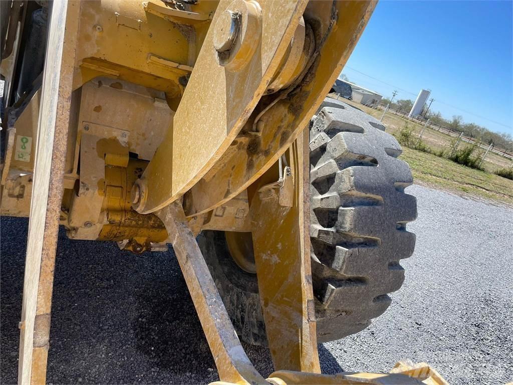 CAT 930M Gumikerekes homlokrakodók
