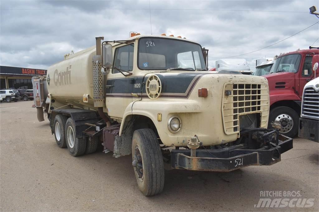 Ford L8000 Tartályos teherautók