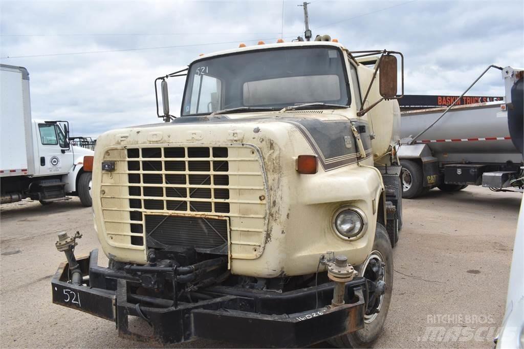 Ford L8000 Tartályos teherautók