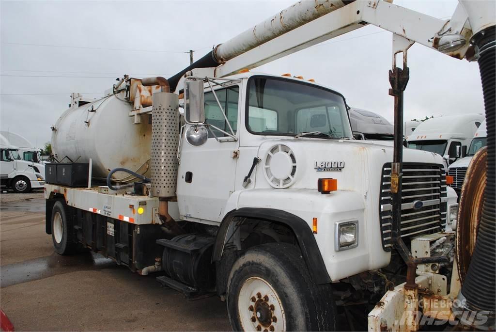 Ford L8000 Tartályos teherautók