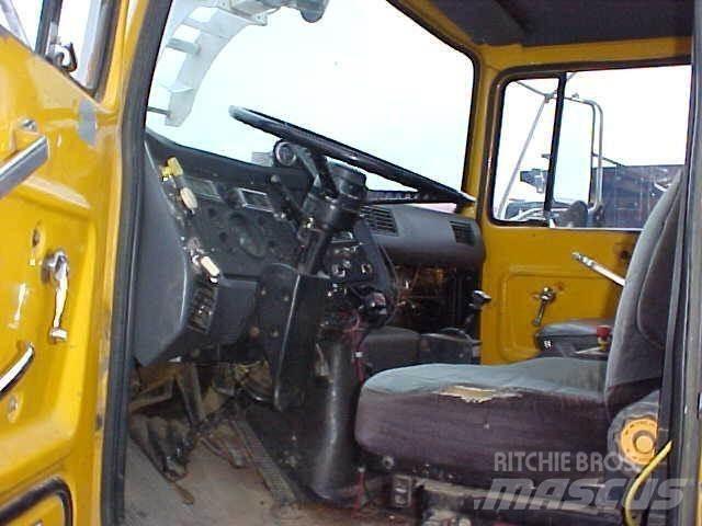 Ford L8000 Tartályos teherautók