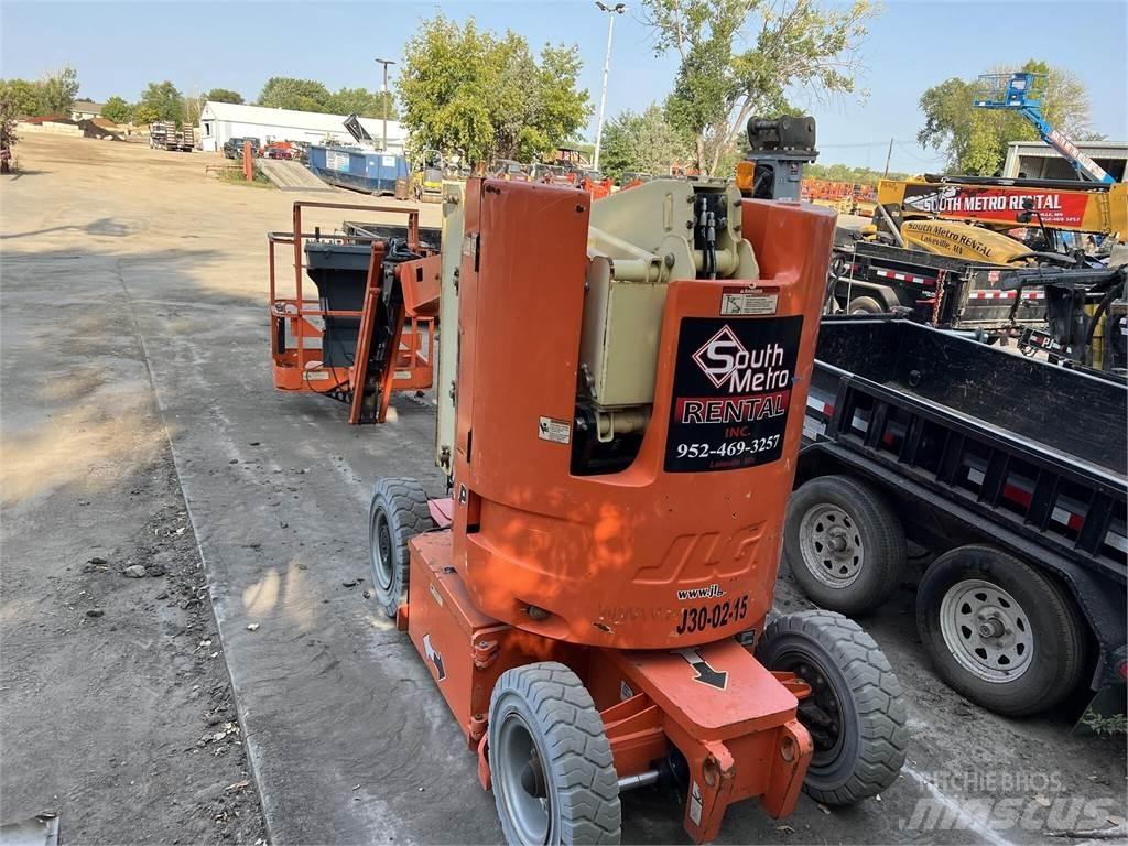 JLG E300AJP Karos emelők