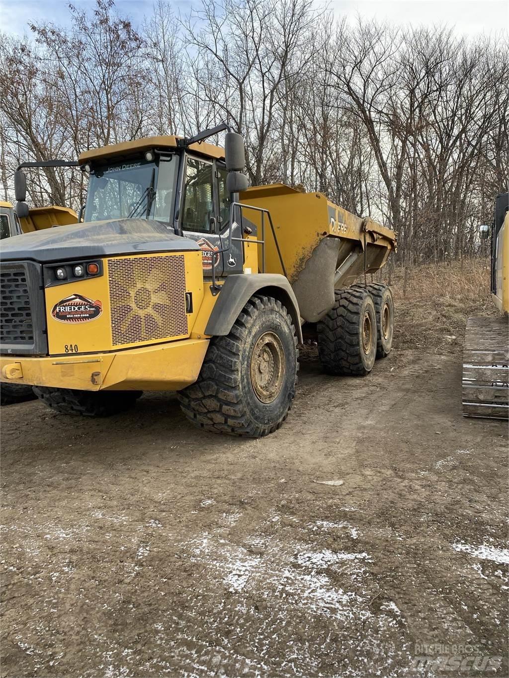 John Deere 410E Csuklósdömperek