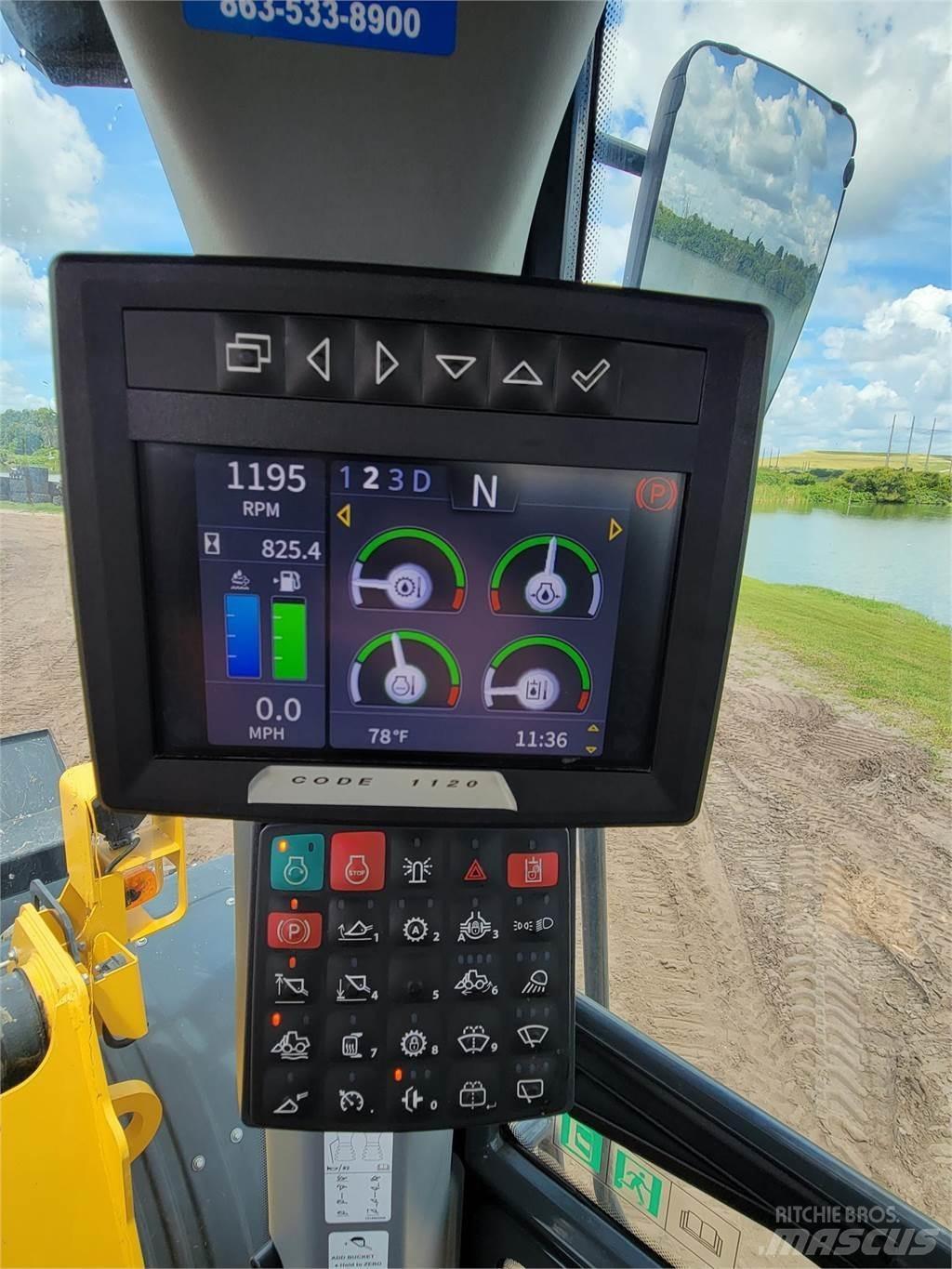 John Deere 744L Gumikerekes homlokrakodók