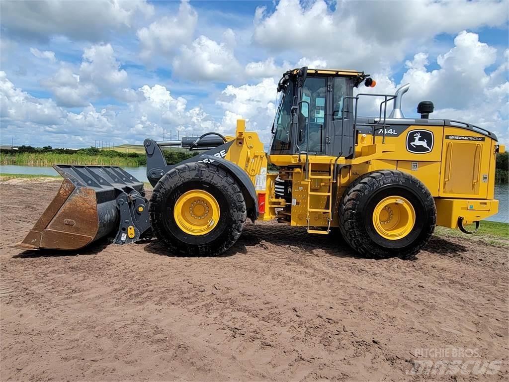 John Deere 744L Gumikerekes homlokrakodók