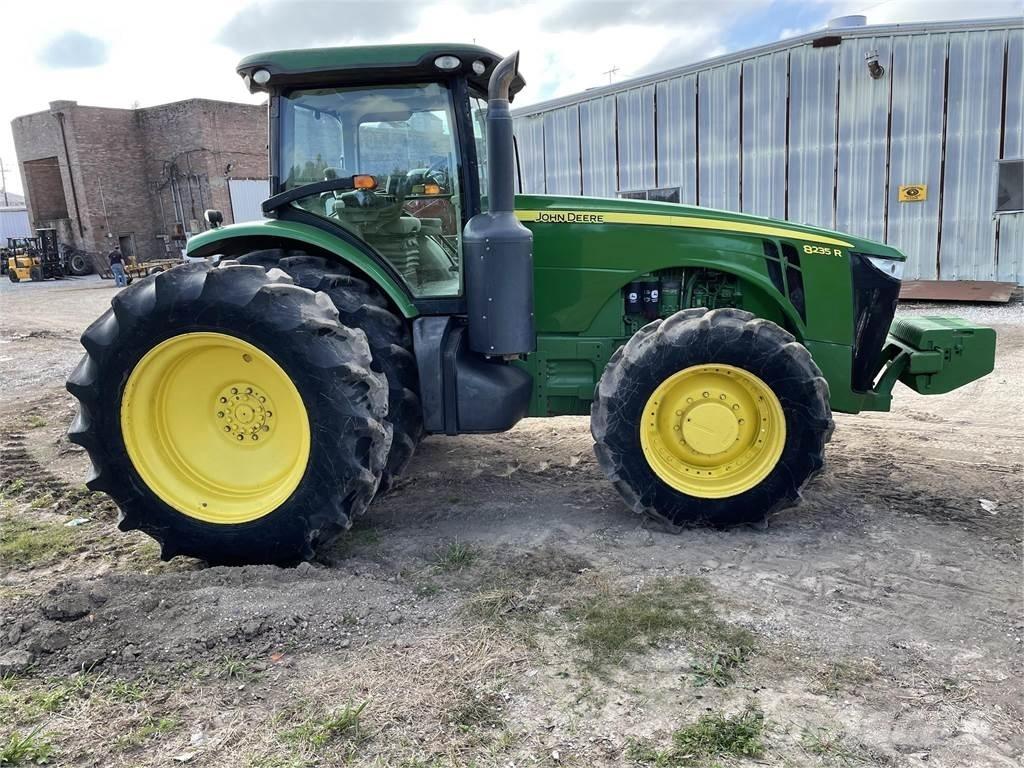 John Deere 8235R Traktorok