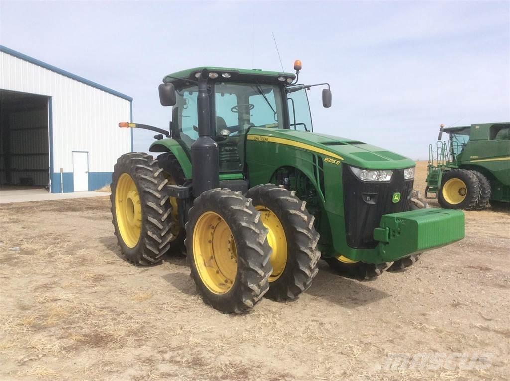 John Deere 8235R Traktorok