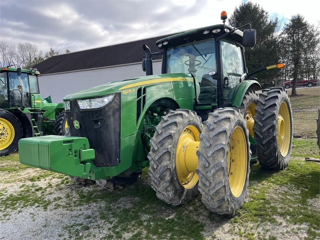John Deere 8235R Traktorok