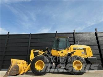 Komatsu WA200-8 Gumikerekes homlokrakodók
