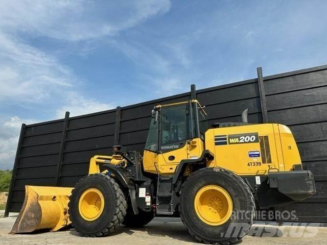Komatsu WA200-8 Gumikerekes homlokrakodók