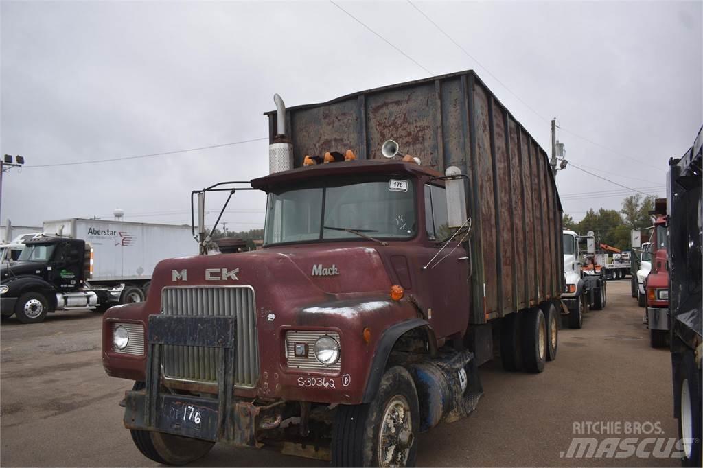 Mack DM685S Darus teherautók