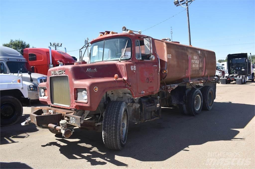 Mack DM685S Tartályos teherautók