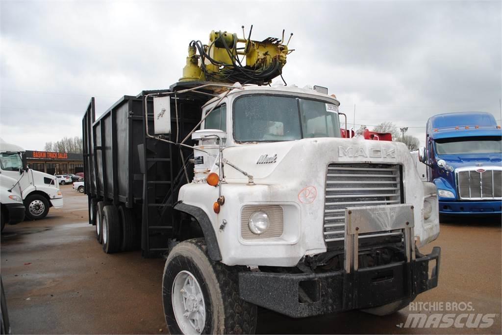Mack DM690S Darus teherautók