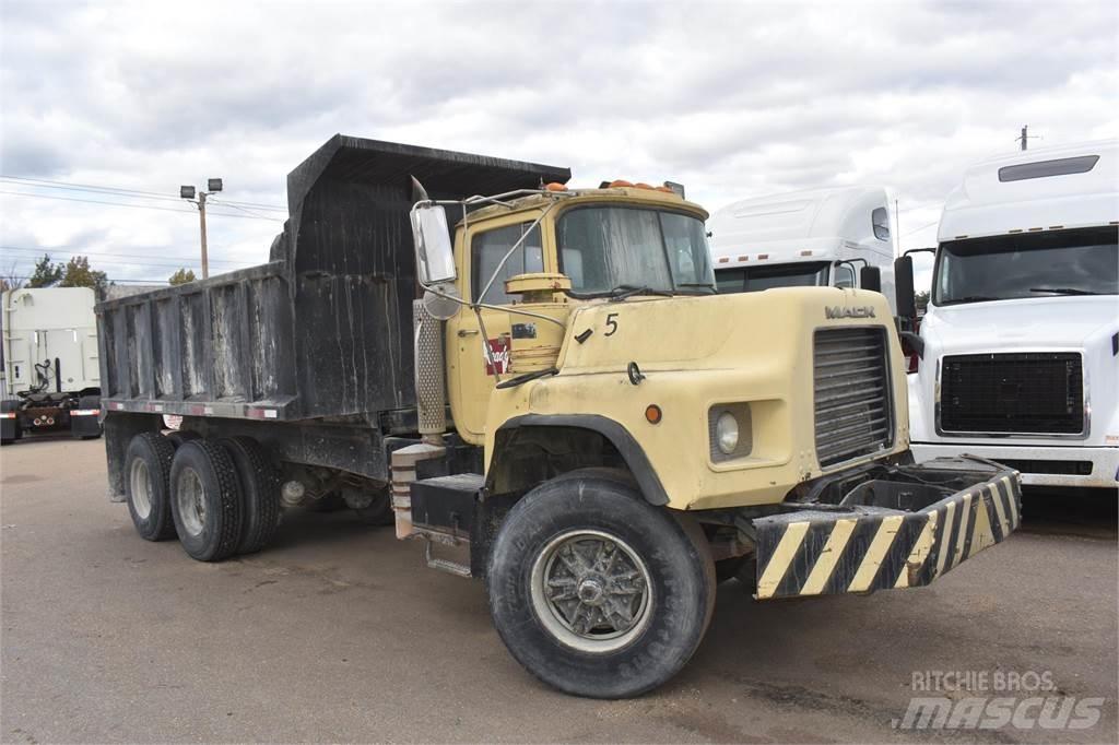 Mack DM690S Billenő teherautók