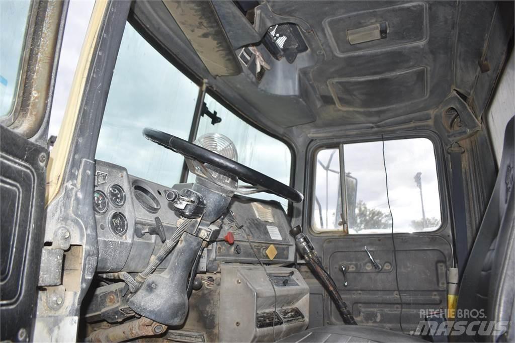Mack DM690S Billenő teherautók