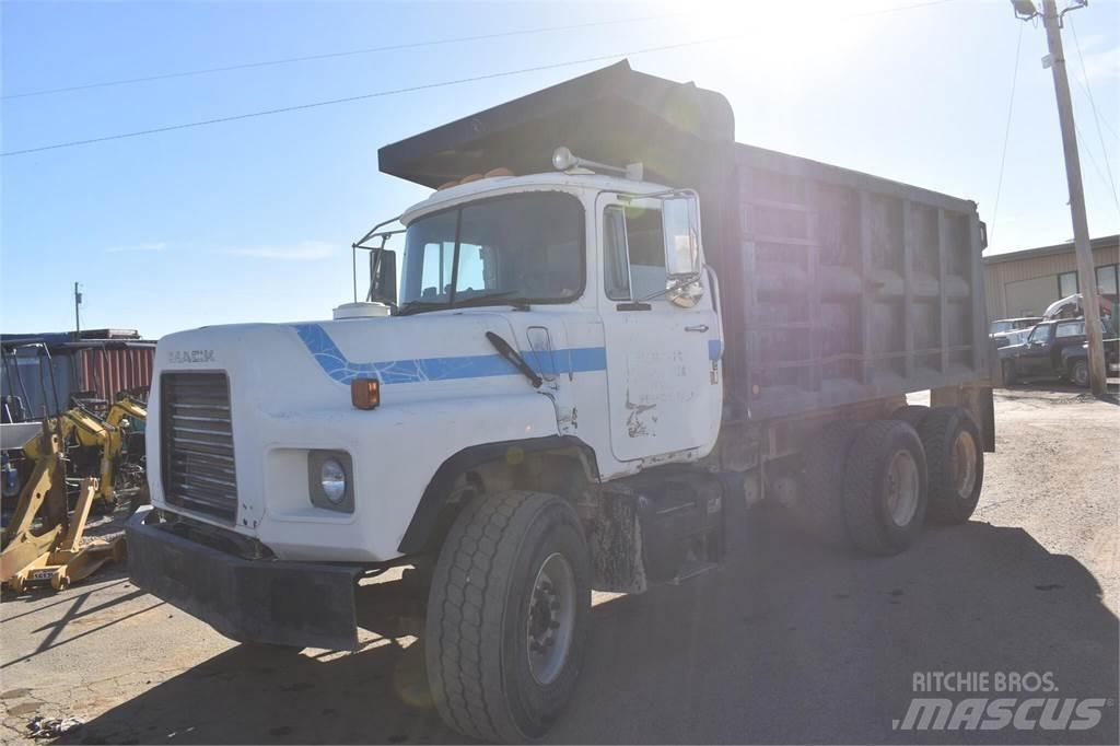 Mack DM690S Billenő teherautók
