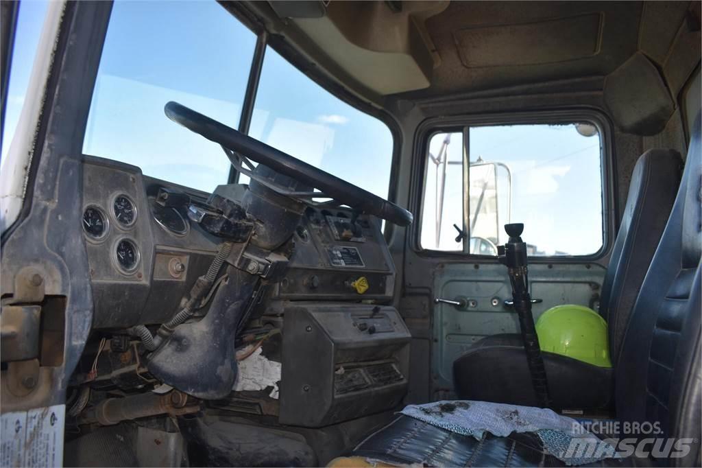 Mack DM690S Billenő teherautók
