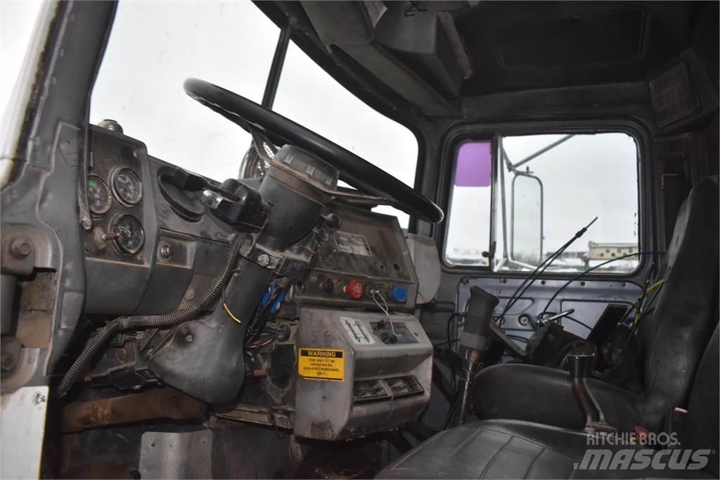 Mack RD688S Darus teherautók