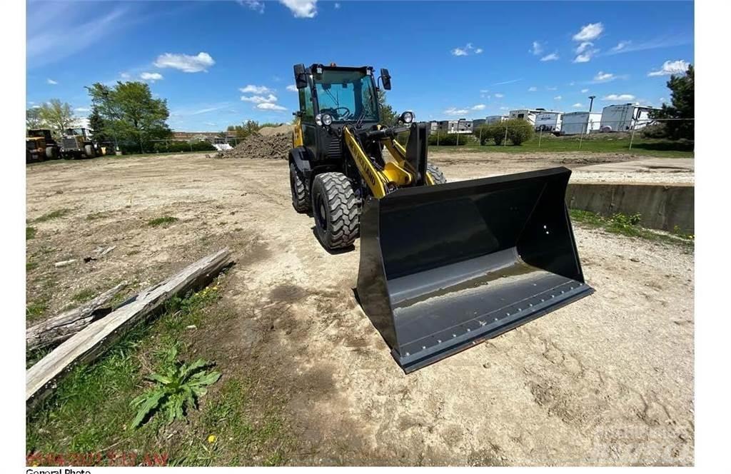 New Holland W80C Gumikerekes homlokrakodók